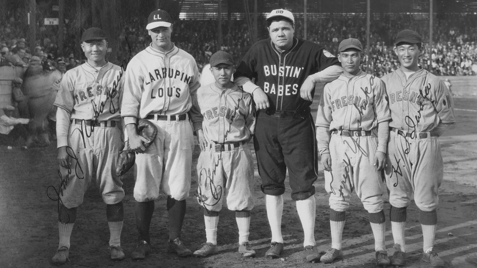 1927年10月、フレズノ。巡業で訪れたベーブ・ルースとルー・ゲーリッグが、銭村健一郎ら日系人選手たちと並ぶ。