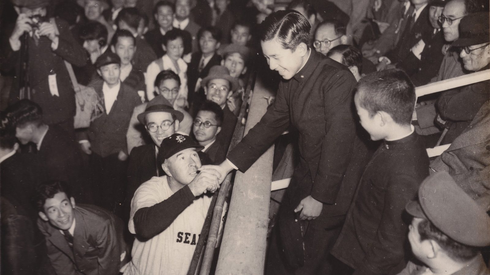1949年、サンフランシスコ・シールズの日本親善ツアー。監督レフティ・オドールが、当時の皇太子明仁親王と握手を交わす。